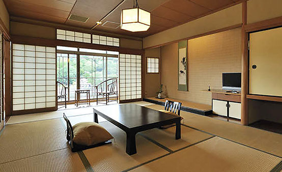Chambre de style japonais pour 4 personnes avec bain traditionnel japonais rotenburo (bain en semi plein air)